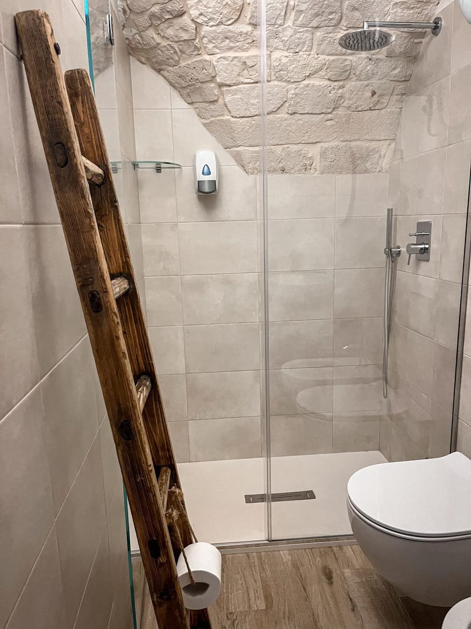 Shower, Toilet