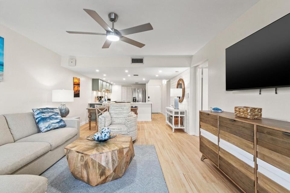 Pinnacle Port, C2-603 Apartment in Sunnyside
