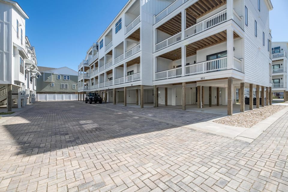 Bikini Bottom - Ocean Breeze Condo, Pool, Ocean View, Pets OK, Flex Stays House in Kill Devil Hills