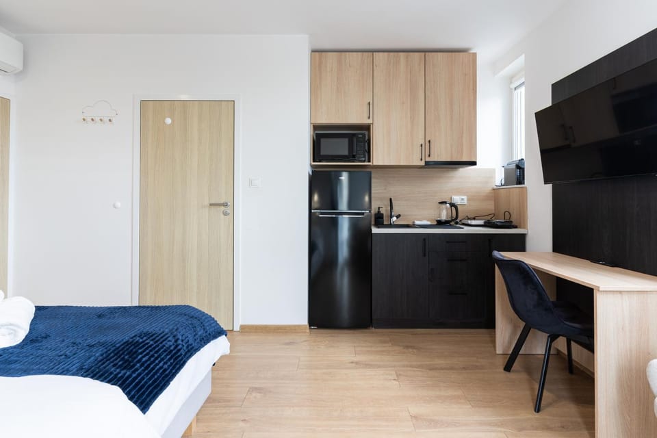 TV and multimedia, Kitchen or kitchenette, Photo of the whole room, Dining area, stove