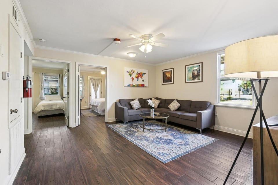 Cute 2Bed 1bath, 7blocks from French Q, steps to Jazz venues, free gated pk include Apartment in New Orleans