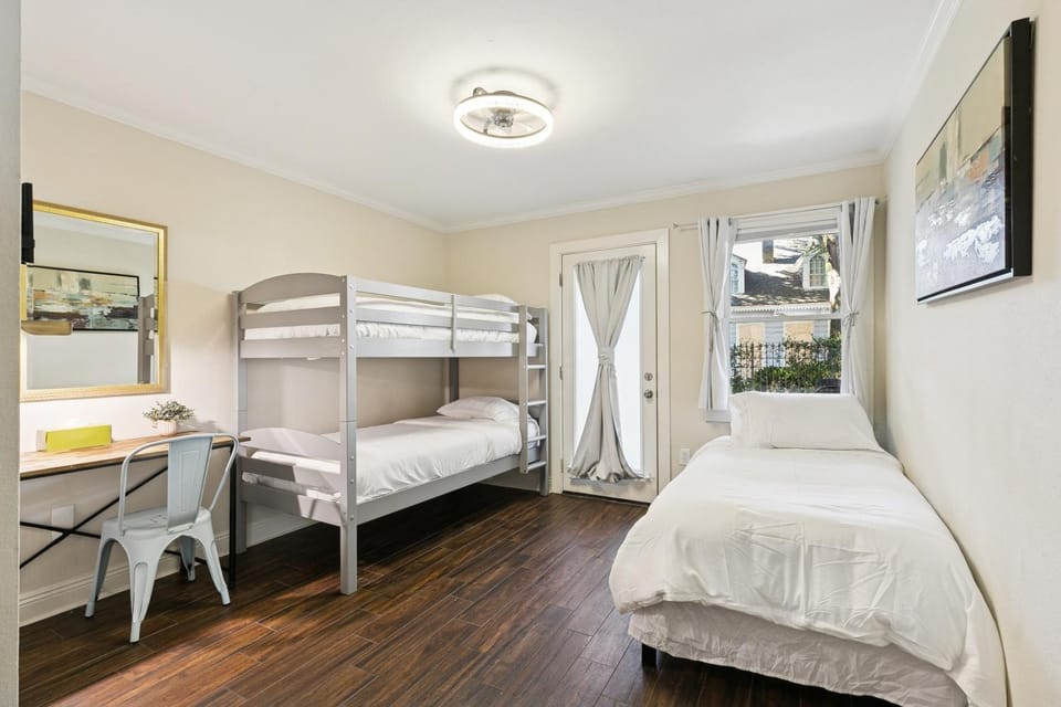 Cute 2Bed 1bath, 7blocks from French Q, steps to Jazz venues, free gated pk include Apartment in New Orleans