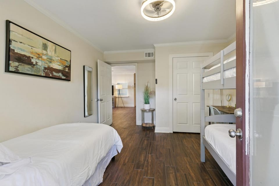 Cute 2Bed 1bath, 7blocks from French Q, steps to Jazz venues, free gated pk include Apartment in New Orleans