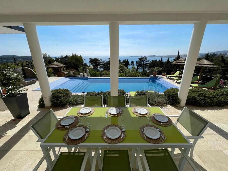 Swimming pool, Breakfast