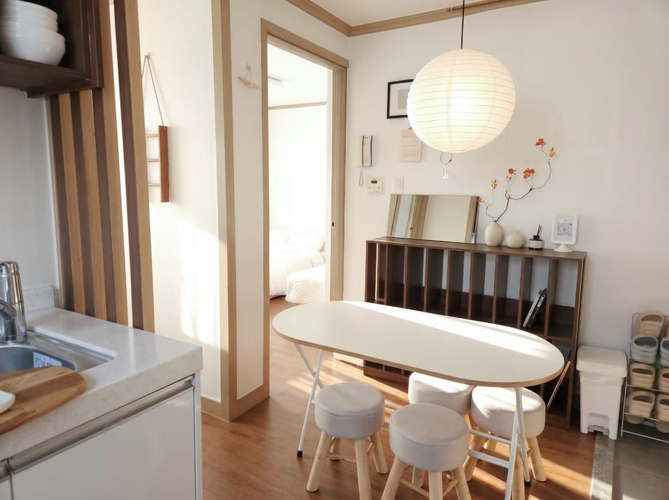 Kitchen or kitchenette, Living room, Seating area, Dining area