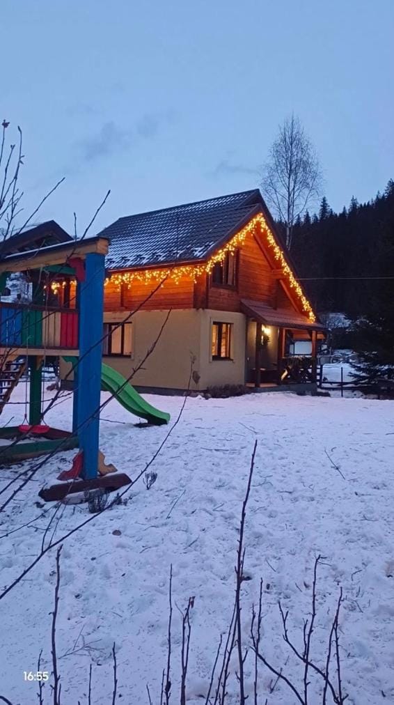 котедж біля річки з чаном,садиба Квітуча Долина House in Ukraine