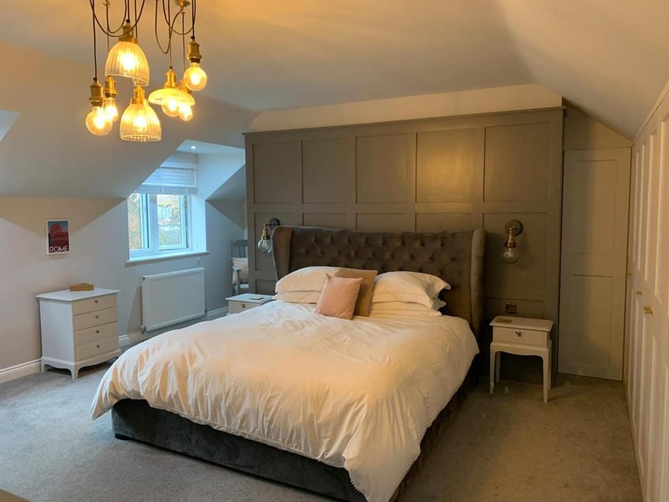 Luxury Escape with Hot Tub & Countryside Views Sleeps 10 Villa in South Derbyshire District