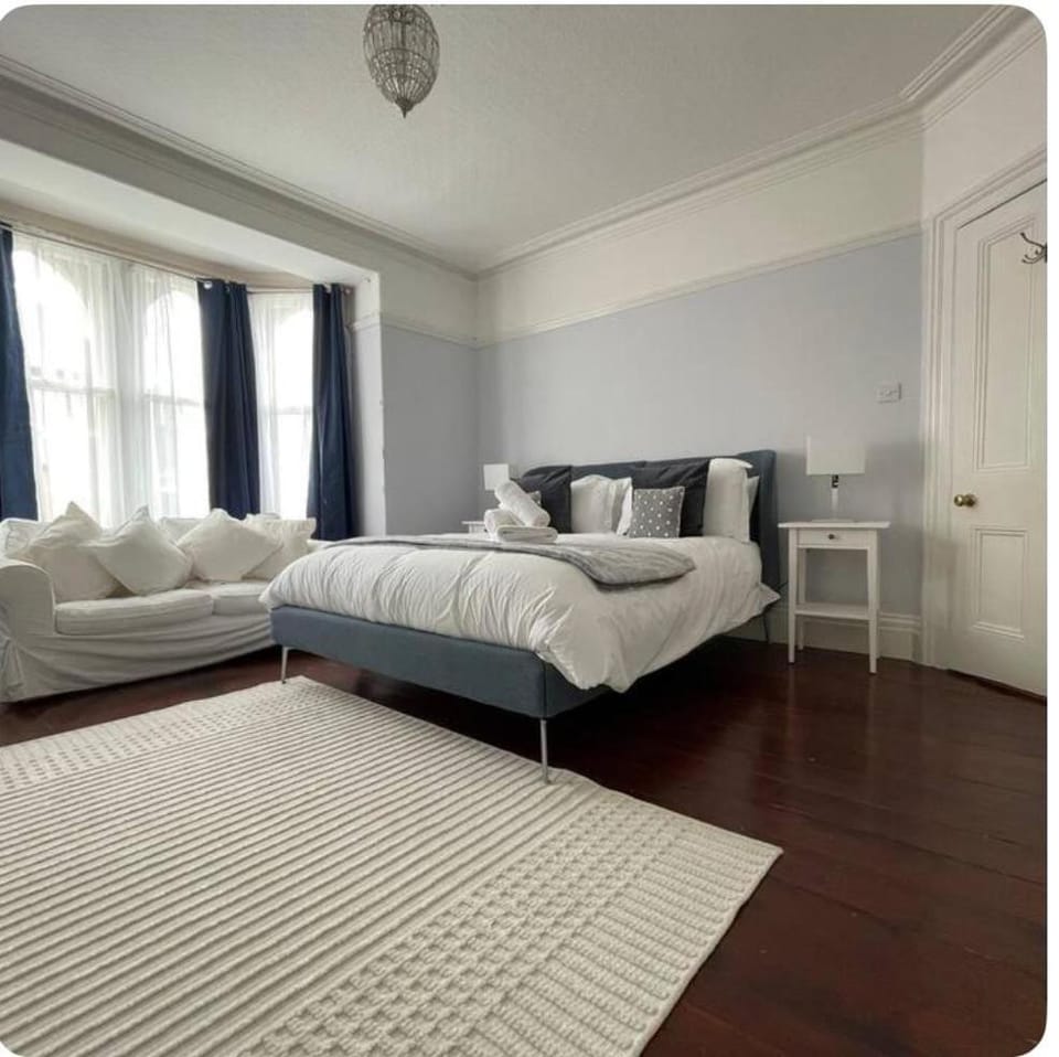 4 Bed House-2 Mins from Tunnels! House in Ilfracombe