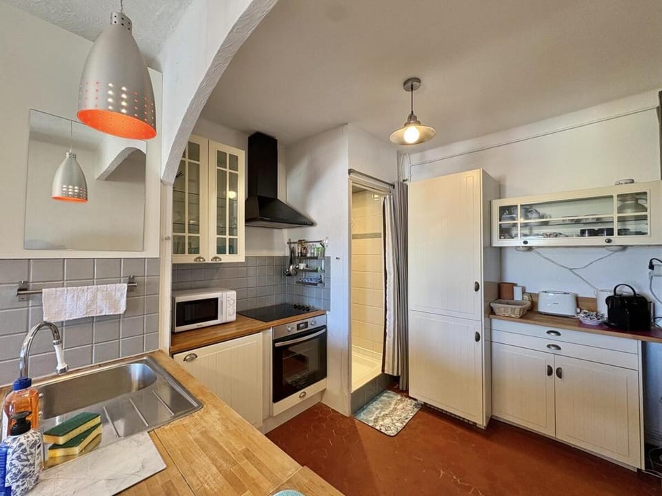 Appartement F1 plein centre de Saint-Raphaël, vue mer, 50m de la plage Apartment in Saint-Raphael