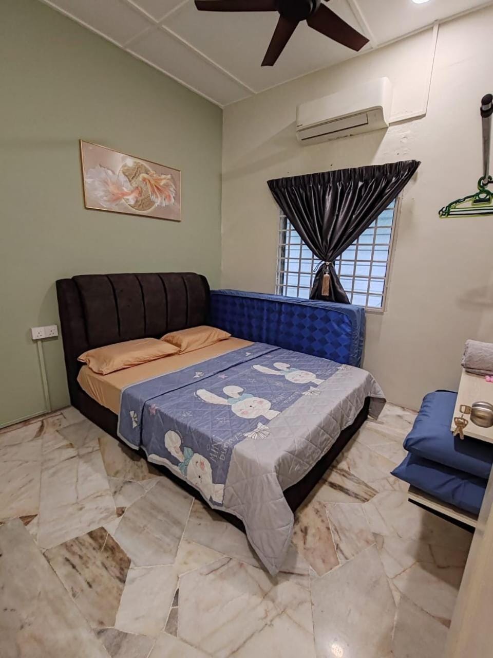 Bed, Bedroom, towels, air conditioner