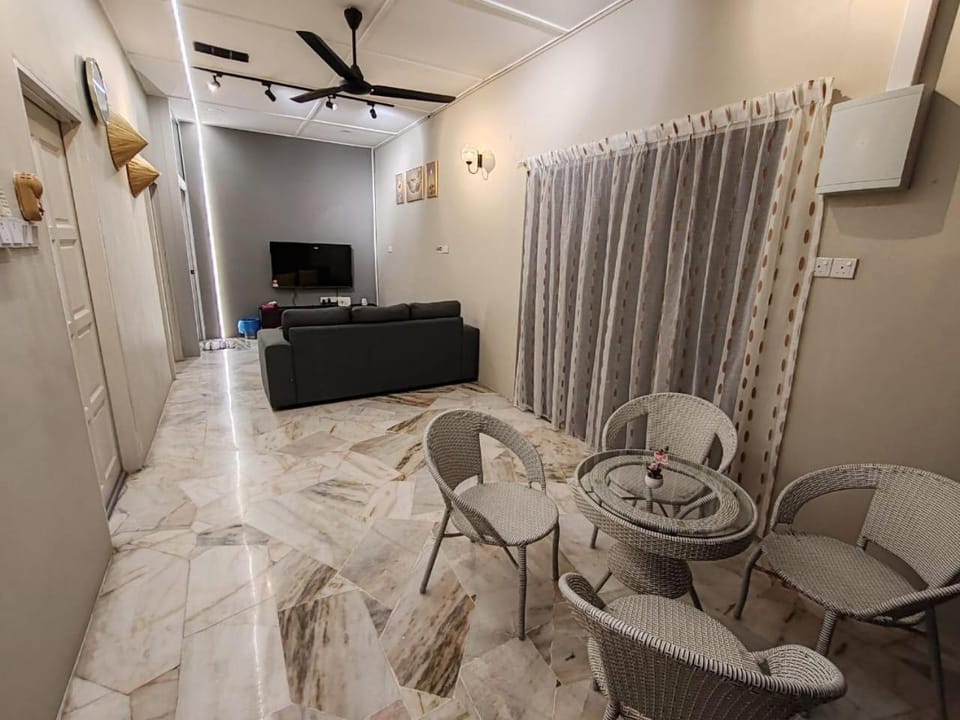 TV and multimedia, Living room, Seating area, air conditioner