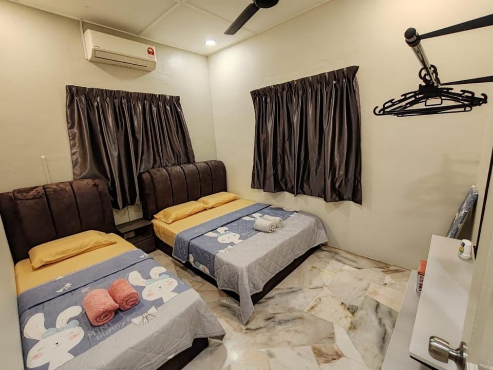 Bed, Bedroom, flat iron, towels, air conditioner