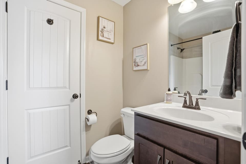 Smithson GetawayC-King BedDeskWi-Fi House in Clarksville
