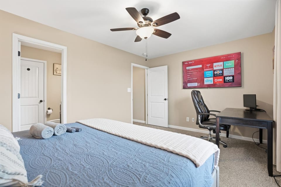 Smithson GetawayC-King BedDeskWi-Fi House in Clarksville