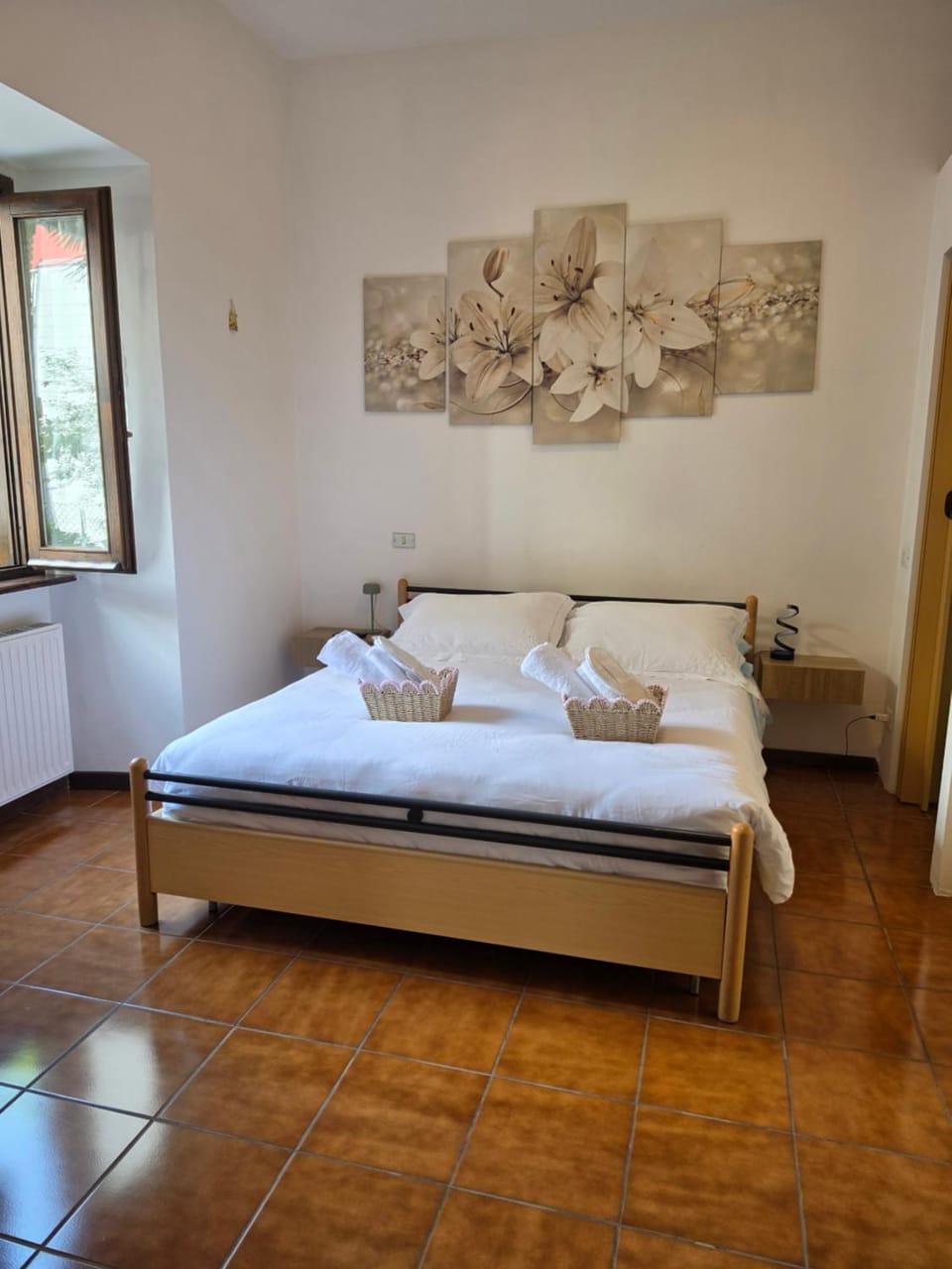 Bed, Bedroom, towels