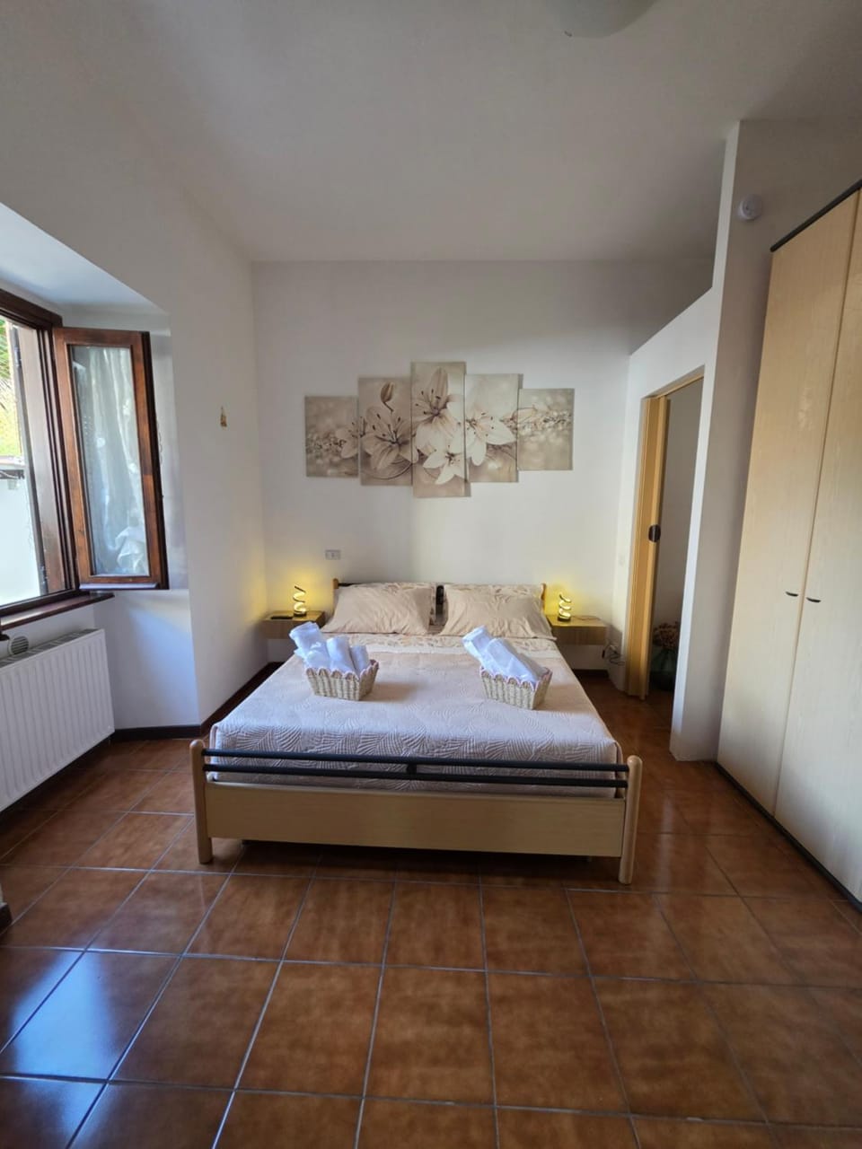 Lily Loggiadeifiori with private Patio near station, bus and swiss boarder House in Como