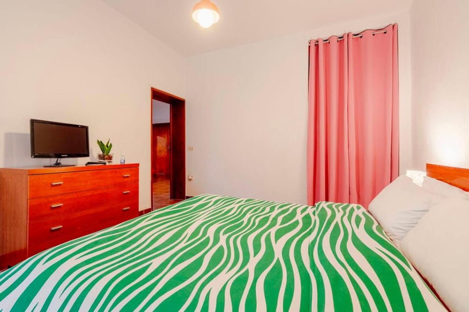 Bed, TV and multimedia, Bedroom