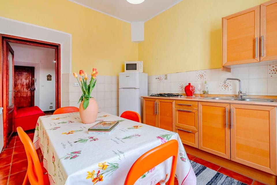 Photo of the whole room, Dining area, Lunch, microwave, kitchen
