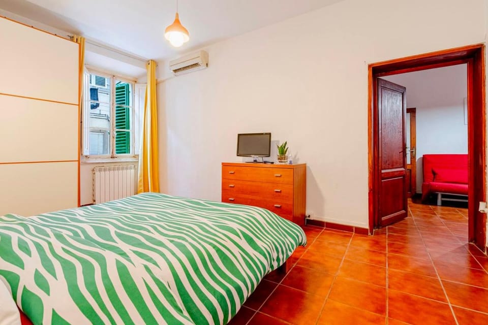 Bed, TV and multimedia, Bedroom, wardrobe