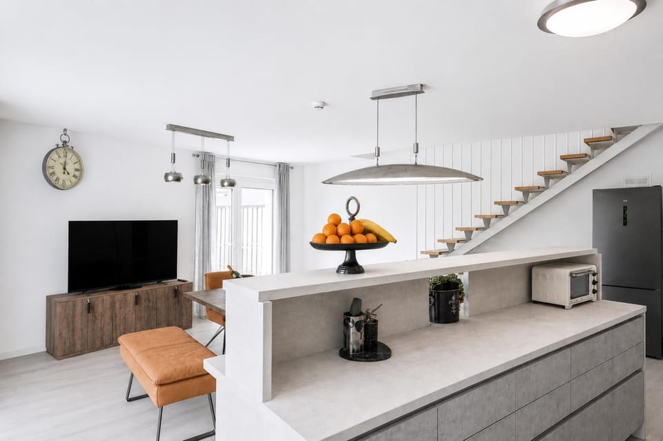 Living room, Food and drinks, Dining area, Food