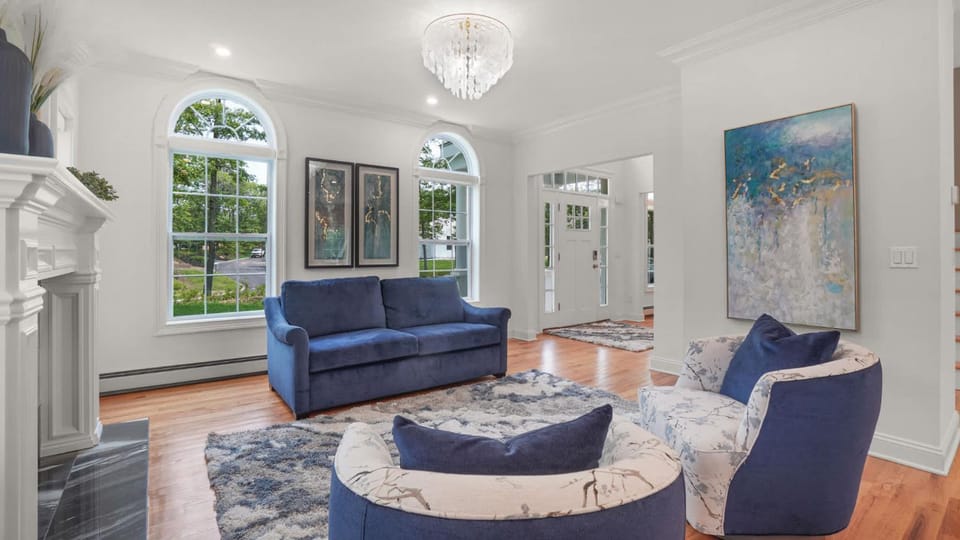 Greenway Court by Rove Travel - Home with Heated Pool House in The Hamptons
