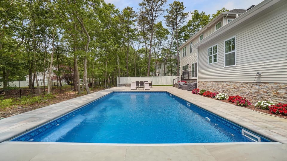 Greenway Court by Rove Travel - Home with Heated Pool House in The Hamptons