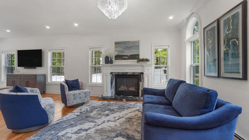 Greenway Court by Rove Travel - Home with Heated Pool House in The Hamptons