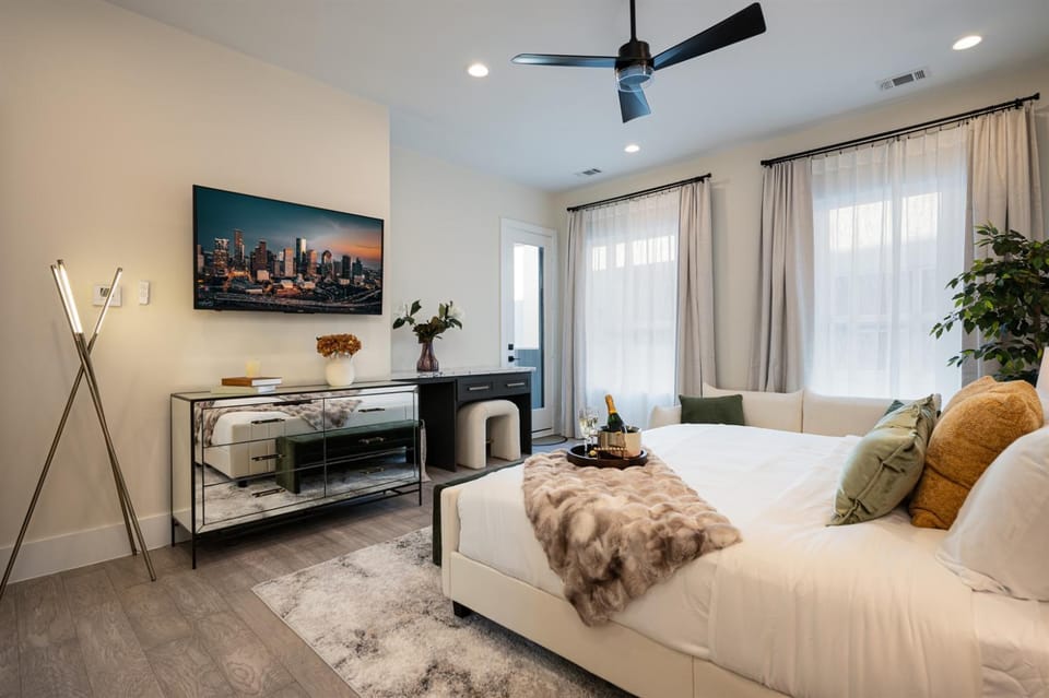 Sleeps 20! Luxury Twin Bldg Near Dtown Pet-Friendly House in Houston