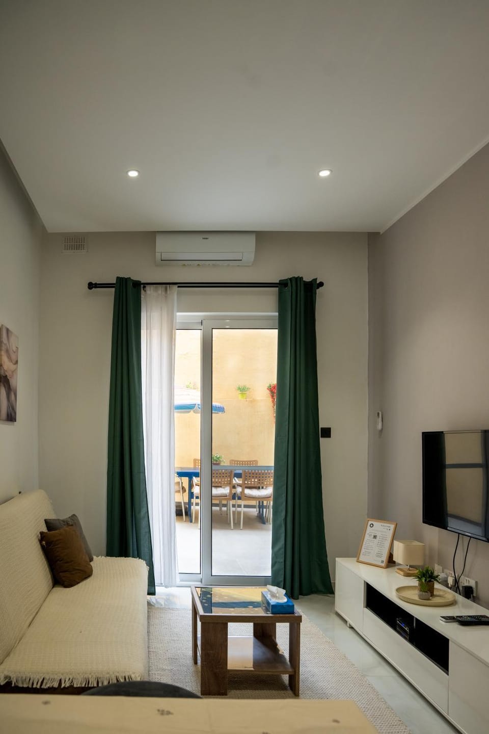 TV and multimedia, Balcony/Terrace, Living room, Photo of the whole room, Seating area, air conditioner