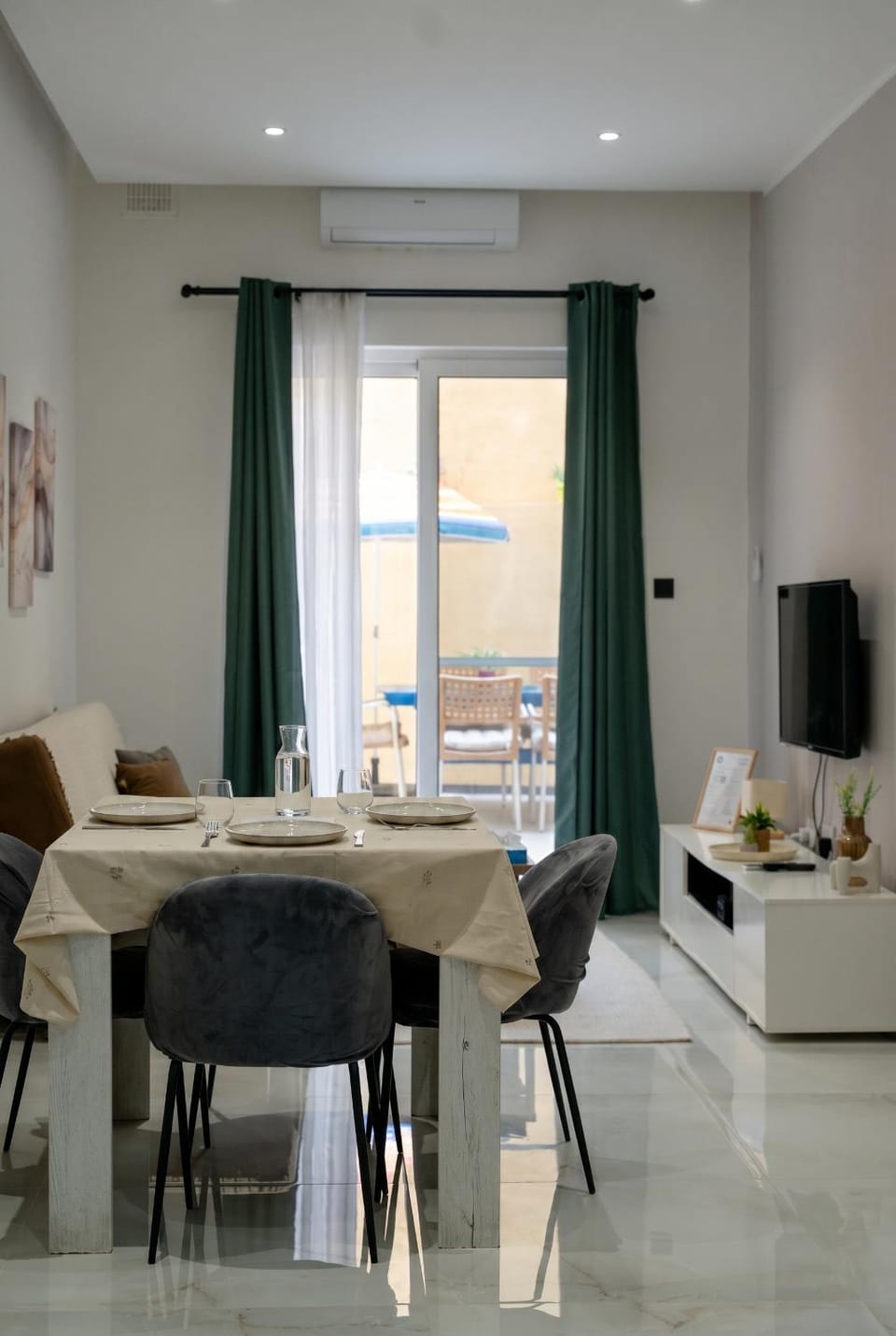 TV and multimedia, Living room, Seating area, Dining area, air conditioner