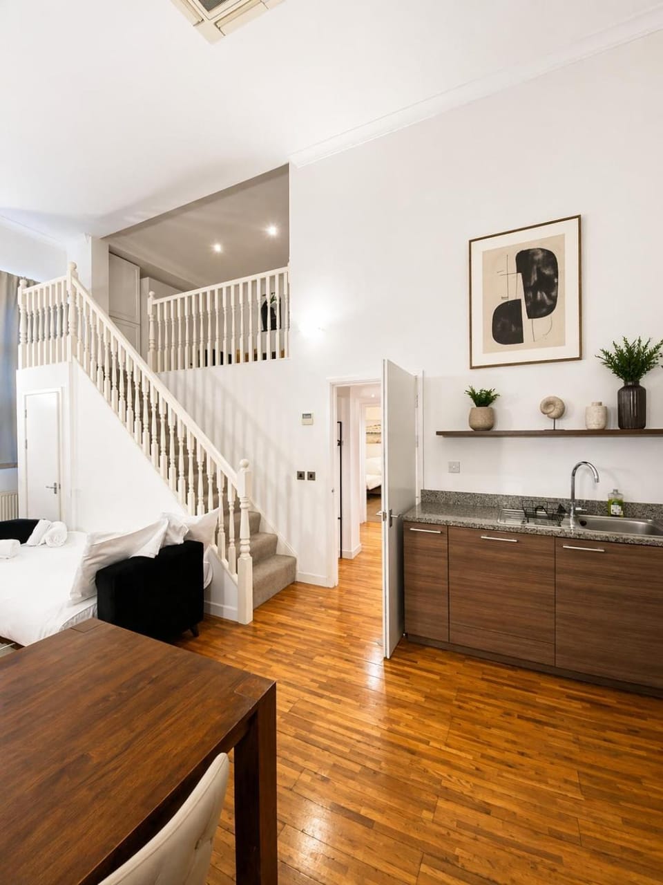 Beautiful 2 Floor 3BR House Walk to Liverpool St Apartment in London Borough of Hackney