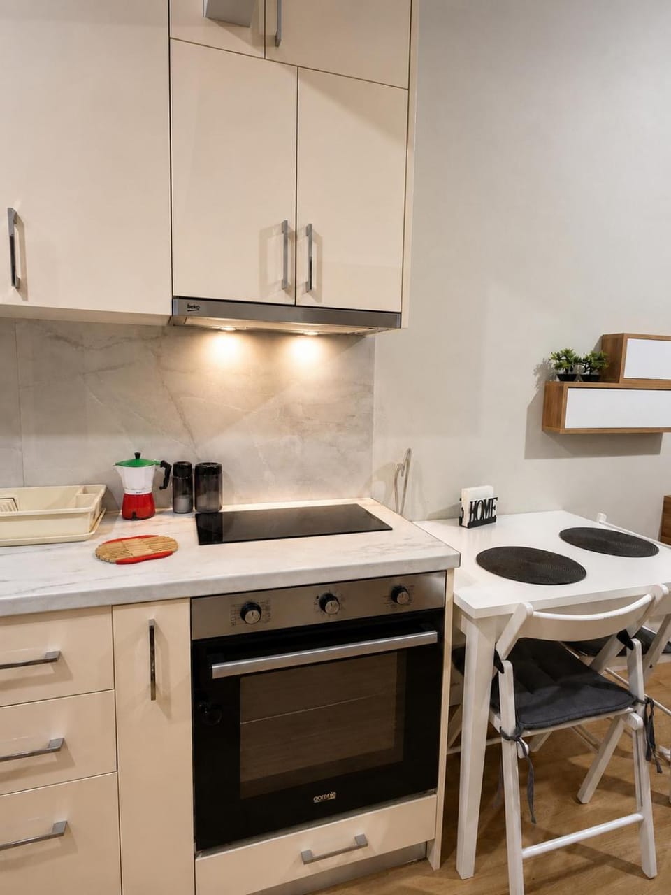 Kitchen or kitchenette, Dining area, stove