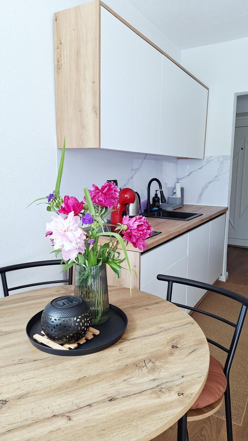 Kitchen or kitchenette, Dining area