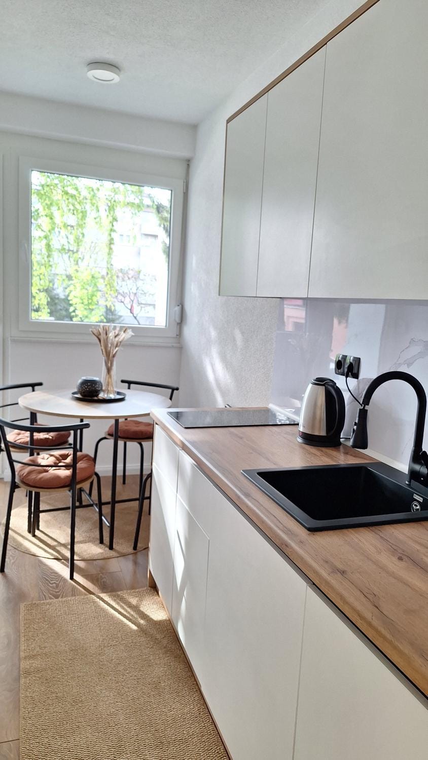 Kitchen or kitchenette, Dining area