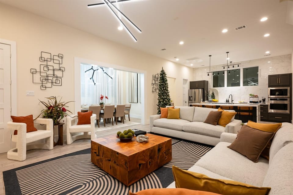 Sleeps 40! 4 Luxe Homes Together near Dtown HTX House in Harris County