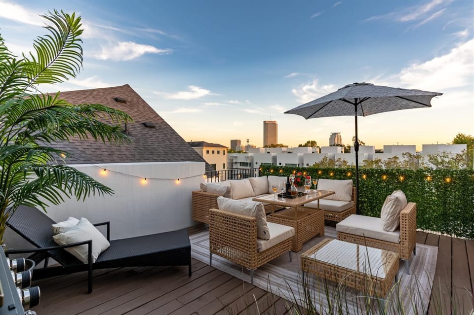 Sleeps 40! 4 Luxe Homes Together near Dtown HTX House in Harris County