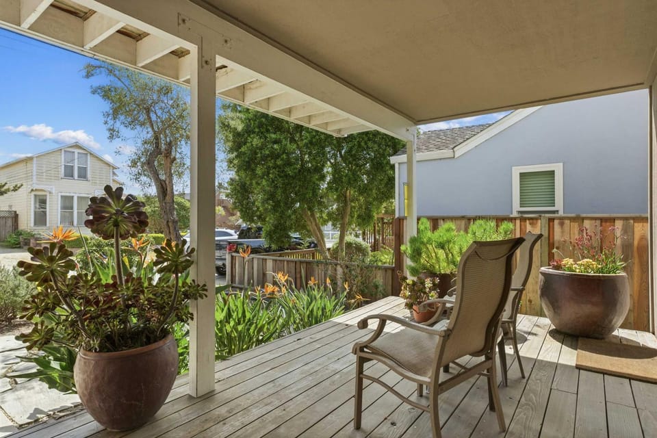 Twin Lakes surf House House in Santa Cruz