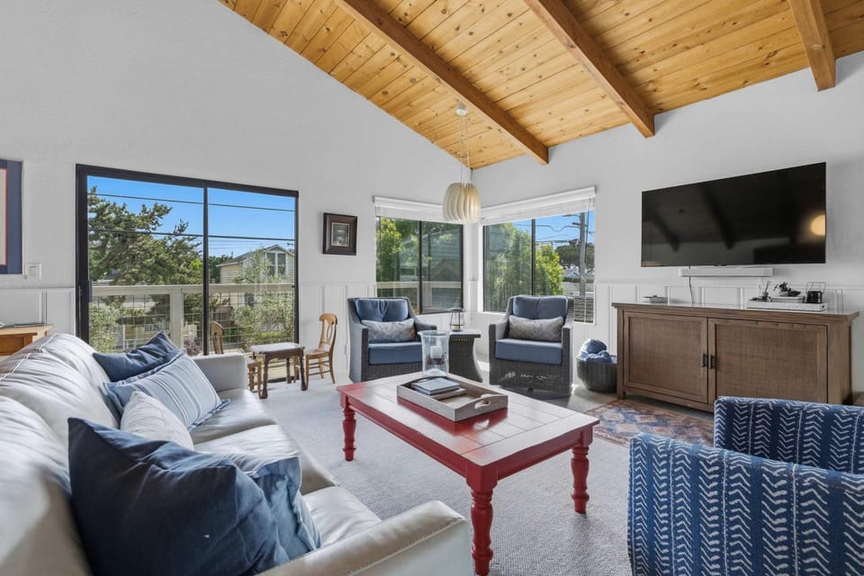 Twin Lakes surf House House in Santa Cruz