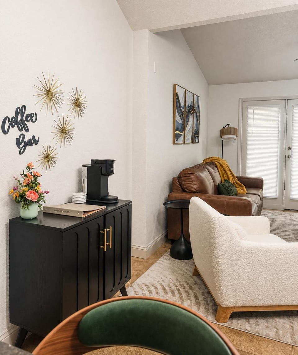 Coffee/tea facilities, Living room, Seating area