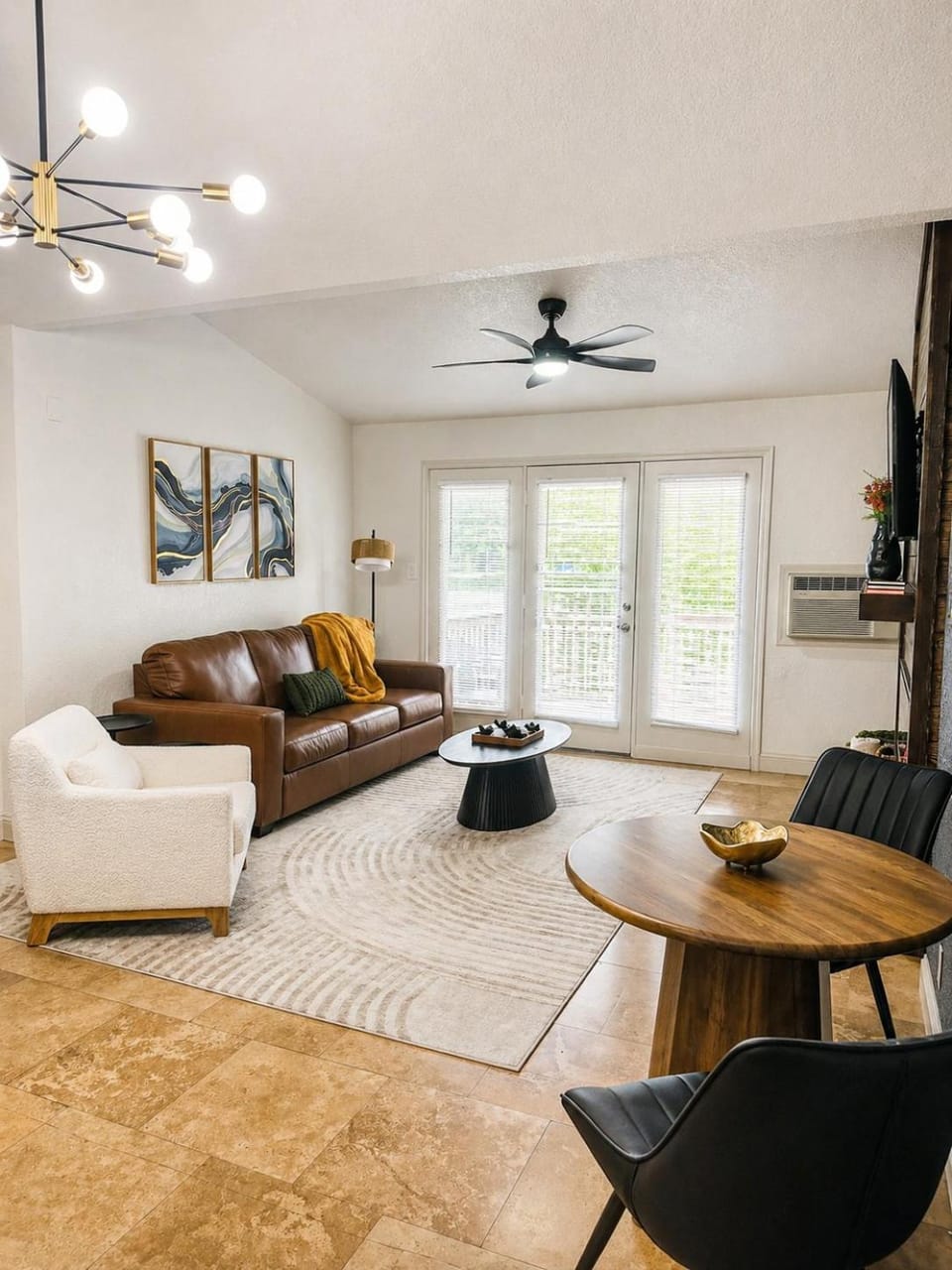 Living room, Seating area, Dining area, fireplace