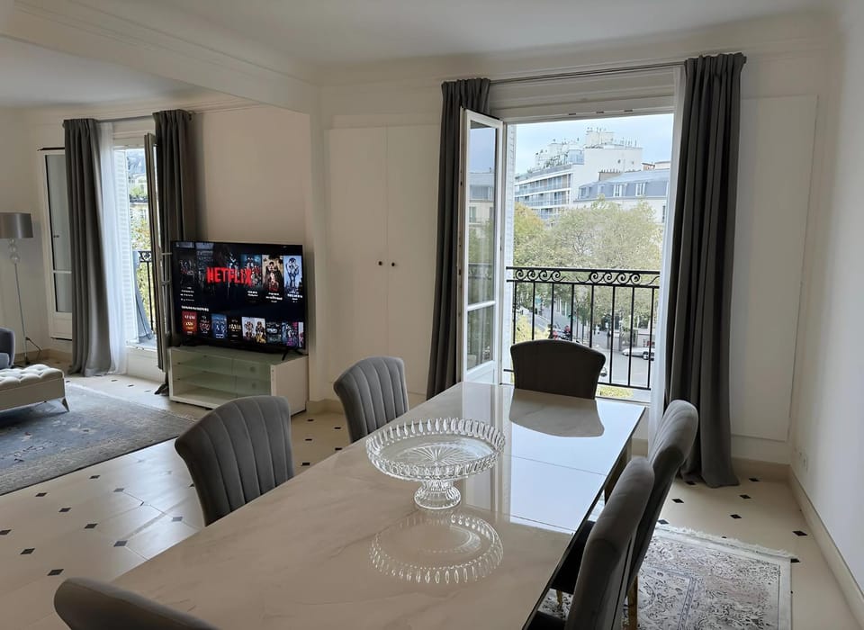 Elegant Apartment - Arc de Triomphe Apartment in Paris