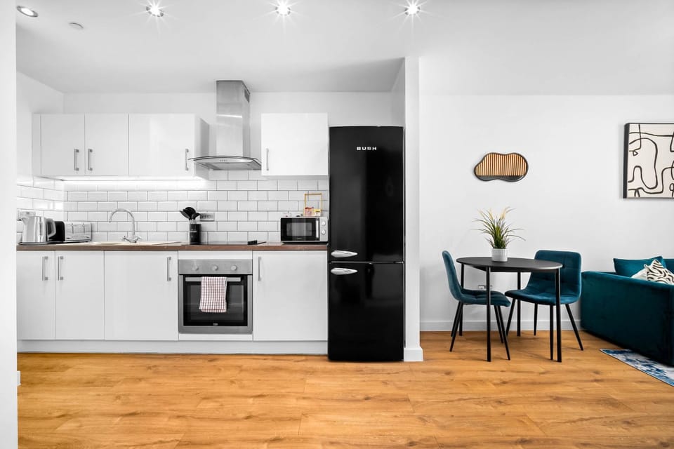 Kitchen or kitchenette, Seating area, stove, toaster