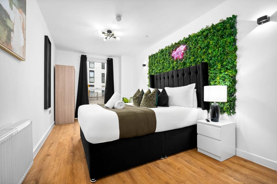 Photo of the whole room, Bedroom