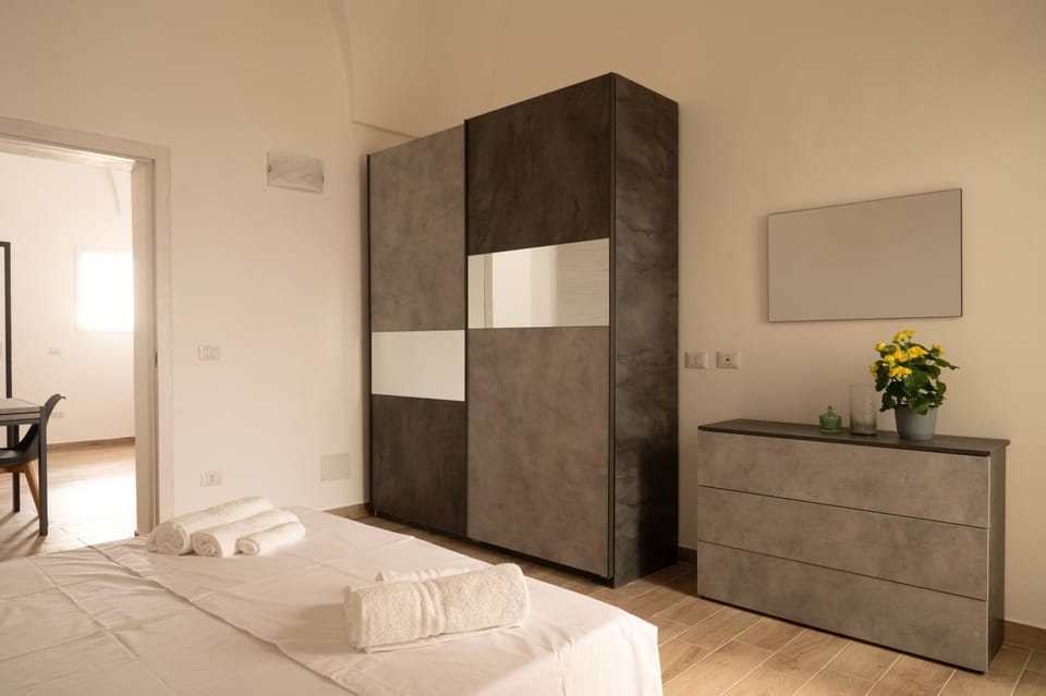 Photo of the whole room, Bedroom, wardrobe