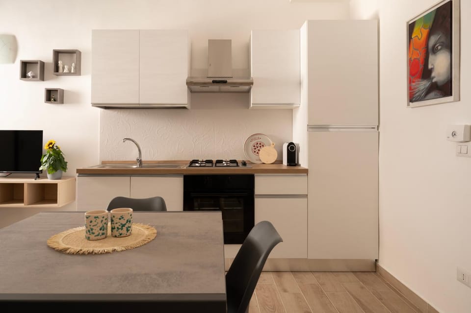 Coffee/tea facilities, Kitchen or kitchenette, Dining area, dishwasher, stove