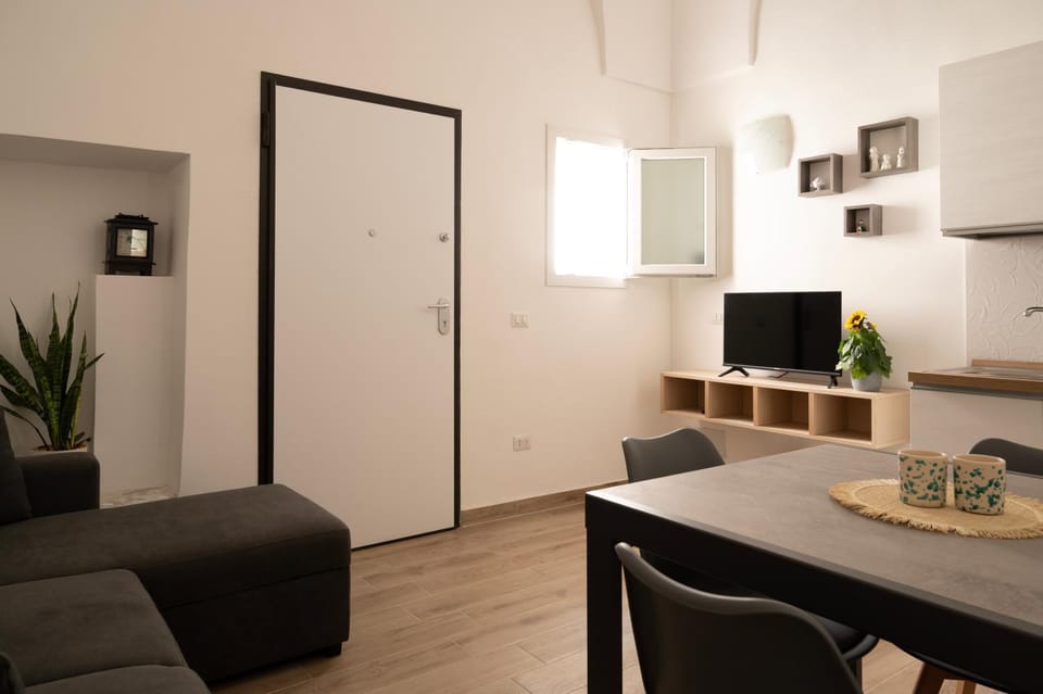 Kitchen or kitchenette, Living room, Seating area, Dining area