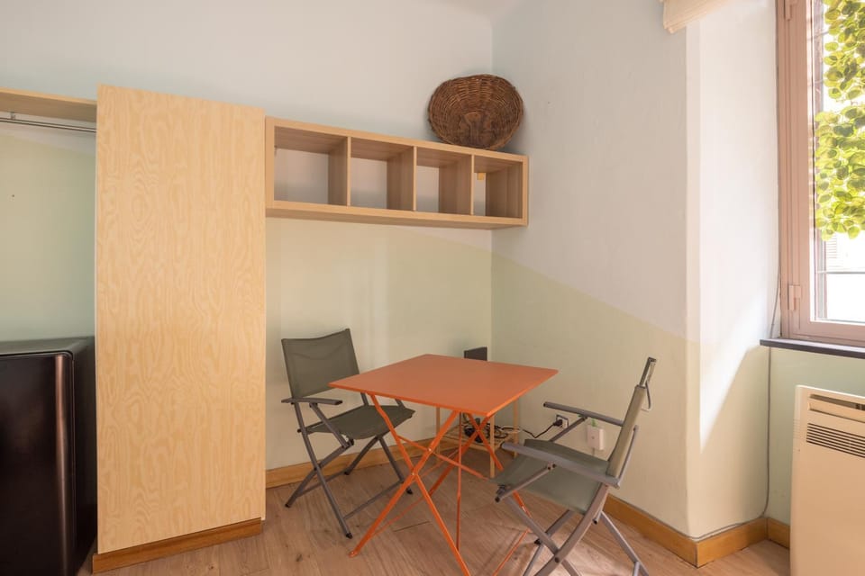 Dining area, internet