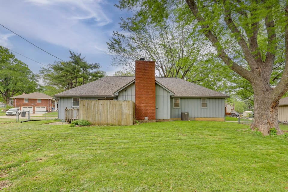 13 Mi to Arrowhead: Family-Friendly Home w/ Yard House in Blue Springs