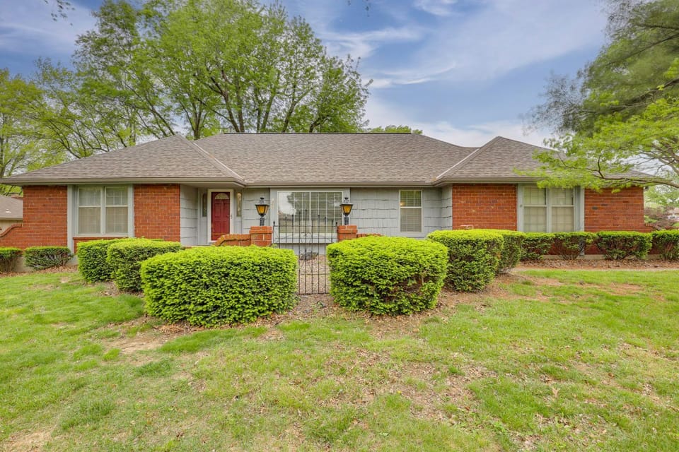 13 Mi to Arrowhead: Family-Friendly Home w/ Yard House in Blue Springs