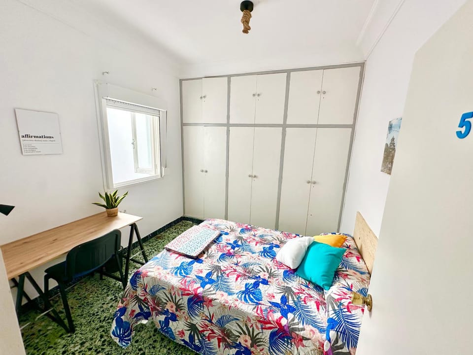 Centro - 7 Rooms Apartment in Huelva